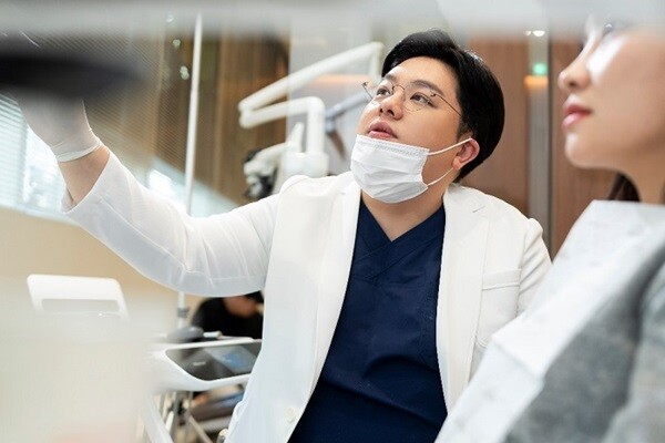 누렇게 변색된 치아 해결 위한 치아미백, 치료 전 확인해야 할 사항은?